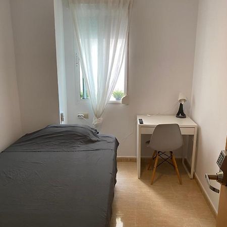 Single Room In My Apartment At The Beach Valencia Kültér fotó