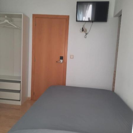 Single Room In My Apartment At The Beach Valencia Kültér fotó