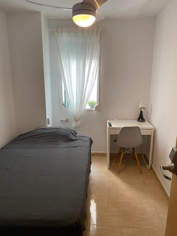 Single Room In My Apartment At The Beach Valencia Kültér fotó
