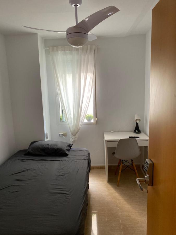 Single Room In My Apartment At The Beach Valencia Kültér fotó